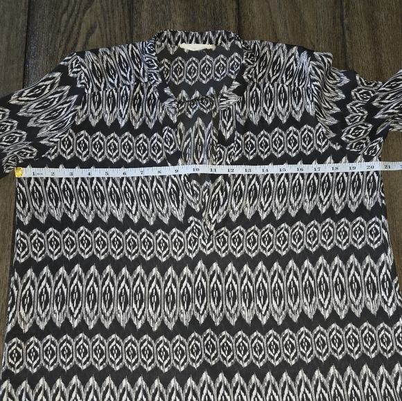 Lush Black and White Print Blouse Long Sleeve and V-neck Size Medium - Picture 6 of 8